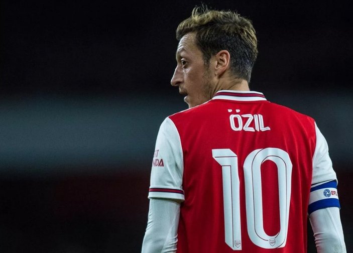 Mesut Özil, Premier Lig kadrosuna da alınmadı