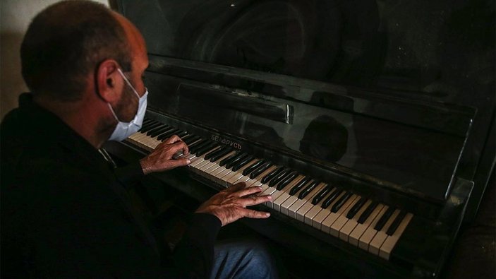 Genceli Semedov, yıkılan evinin içinde piyano çaldı