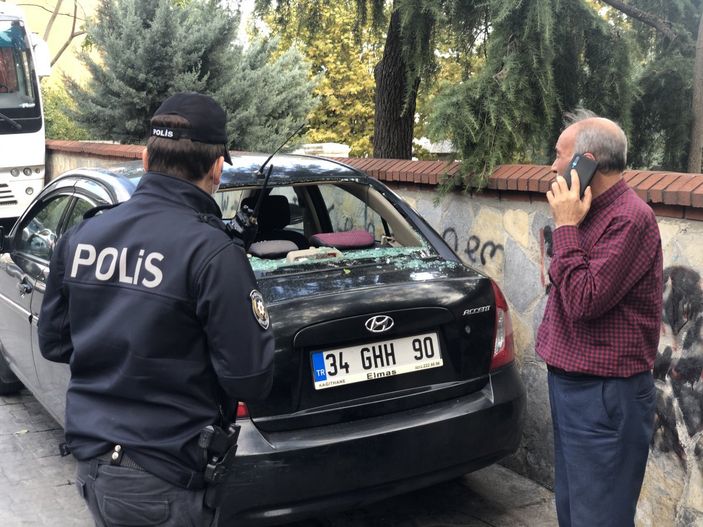 Beyoğlu’nda 4 aracın camını kırıp, kaçtılar