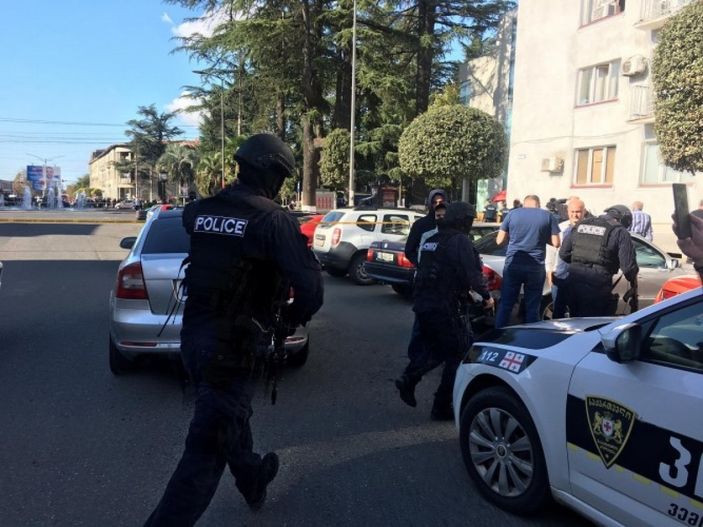 d Gürcistan'da banka soygununda rehine krizi