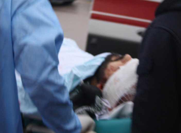 Kocaeli’de silah seslerini duyup balkona çıkan kişi yaralandı