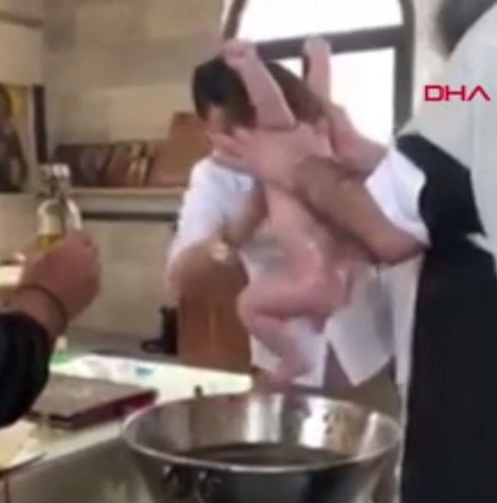 Güney Kıbrıs’ta rahip vaftiz ettiği bebeği yaraladı
