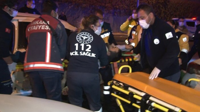 Ankara'da iki araç kafa kafaya çarpıştı: 1’i ağır 5 yaralı