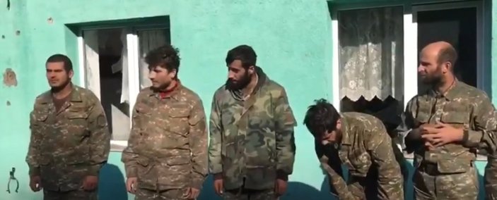 Azerbaycan ordusu esir alınan Ermeni askerlere 'Karabağ Azerbaycan' dedirtti