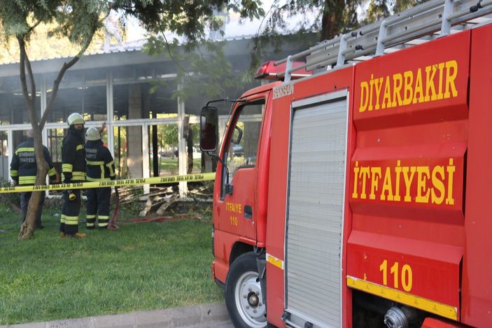 Diyarbakır'da gelişigüzel attıkları izmarit, yangın çıkardı