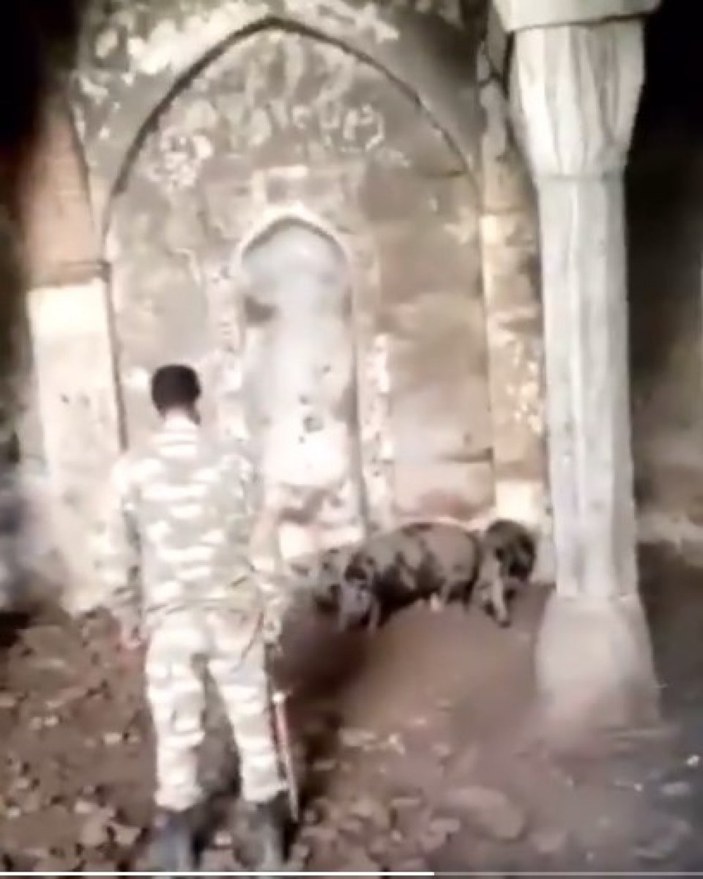 Ermenistan camiyi domuz ahırına çevirdi