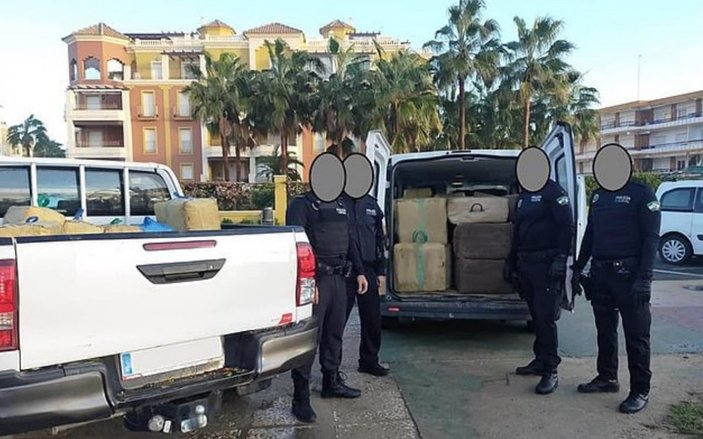 İspanya'da 3 ton uyuşturucu karaya vurdu