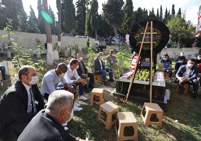 Eddie Newton, Kadir Özcan'ın mezarı başında dua etti