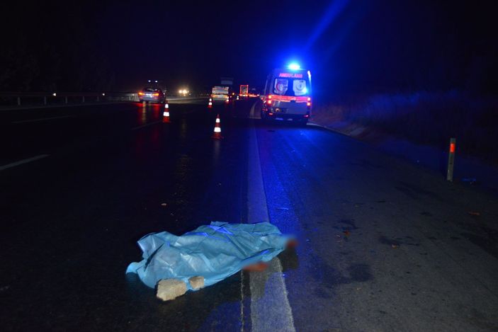 Adana'da yolun karşısına geçecekti: Birçok araç çarptı