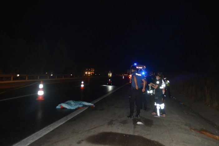 Adana'da yolun karşısına geçecekti: Birçok araç çarptı