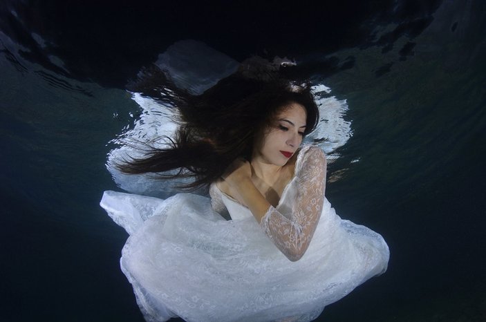 Antalya'da 5 yıldır su altı modelliği yapıyor