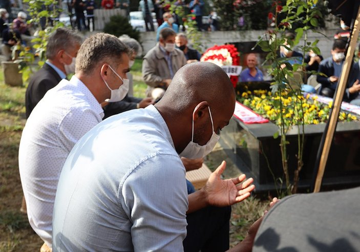 Eddie Newton, Kadir Özcan'ın mezarı başında dua etti