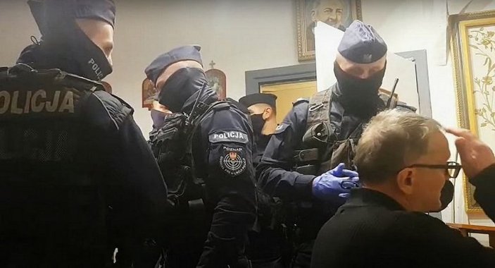 Polonya'da salgın önlemi alınmayan ayini polis dağıttı