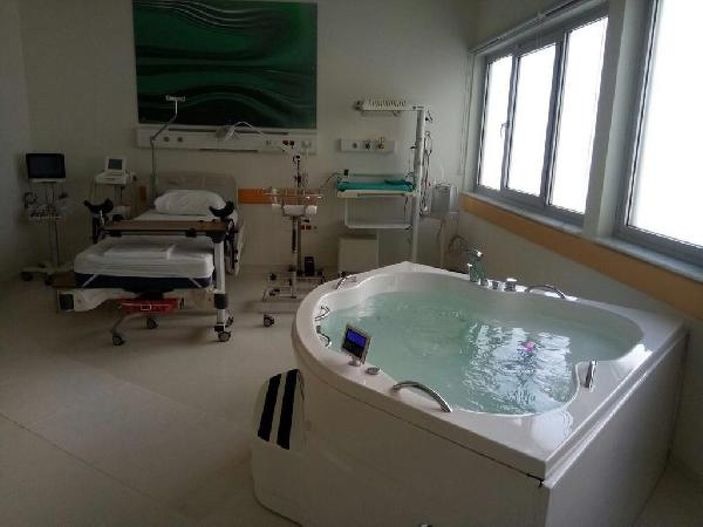 Suda doğum nedir, nasıl yapılır? Suda doğumun faydaları nelerdir? Suda doğum riskli midir?