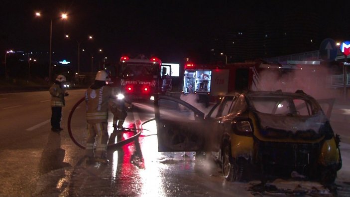 Kadıköy’de ticari taksi alev alev yandı: Sürücü ve yolcu zor kurtuldu