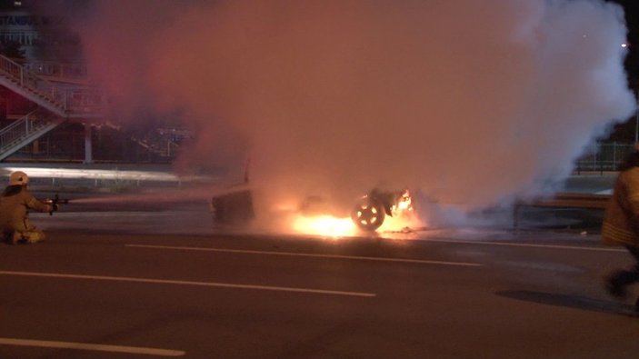 Kadıköy’de ticari taksi alev alev yandı: Sürücü ve yolcu zor kurtuldu