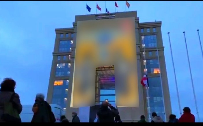 Fransa'da Hz. Muhammed'e hakaret karikatürleri devlet binalarına yansıtıldı
