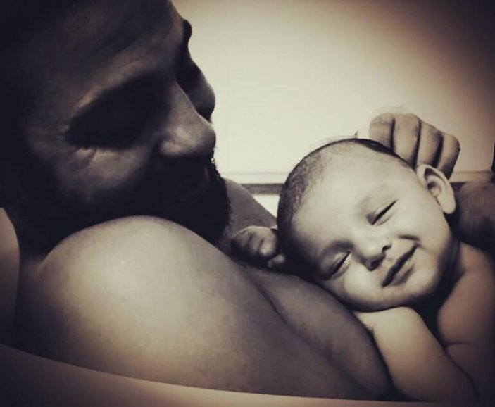 Erkan Kolçak Köstendil oğlu ile fotoğrafını paylaştı