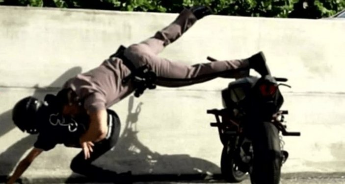 ABD'de polis, motosiklet sürücüsünün üzerine atladı