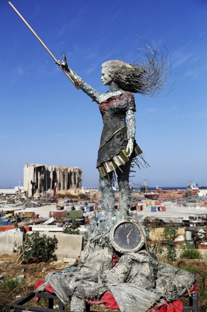 Beyrut'ta patlama alanının karşısına heykel dikildi