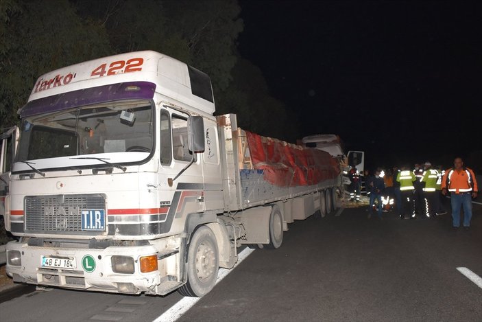 Aydın'da iki tır çarpıştı: Sürücü öldü