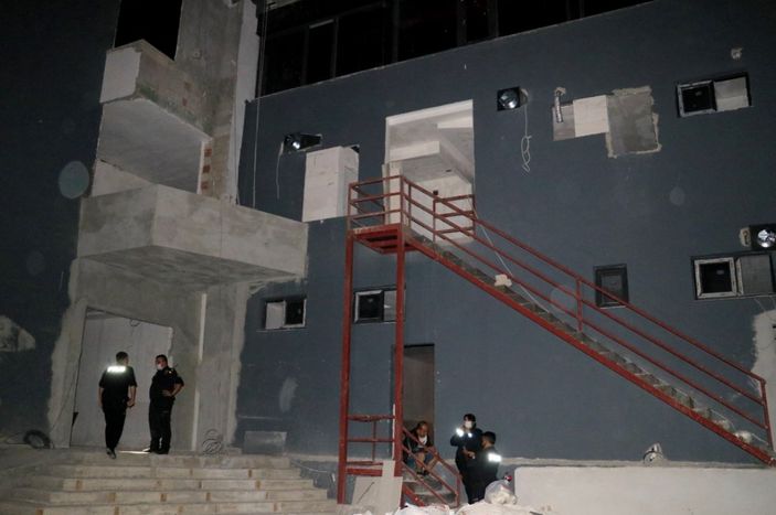Adana'da bir hırsız, polisten kaçarken inşaattan düştü