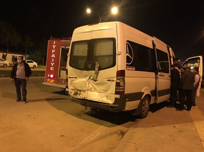 Bilecik'te otomobil, park halindeki minibüse çarptı: 1 ölü 1 yaralı