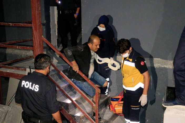 Adana'da bir hırsız, polisten kaçarken inşaattan düştü