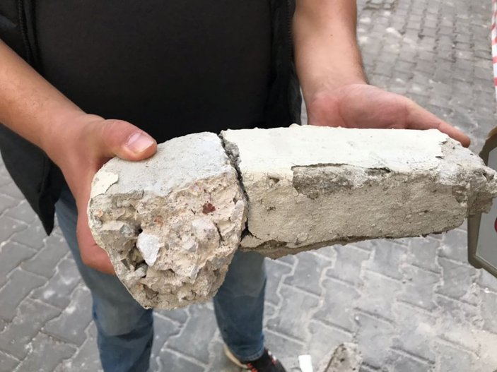 Manisa'da çay içen vatandaşın başına beton parçaları düştü