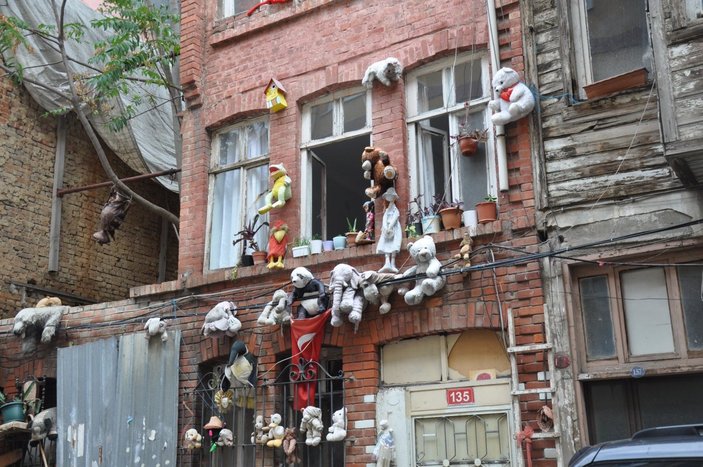 Kadıköy'de ilk oyuncağını 40 yaşında alan adam, evini oyuncaklarla donattı