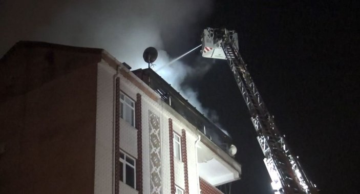 Esenyurt'ta binanın çatısında yangın
