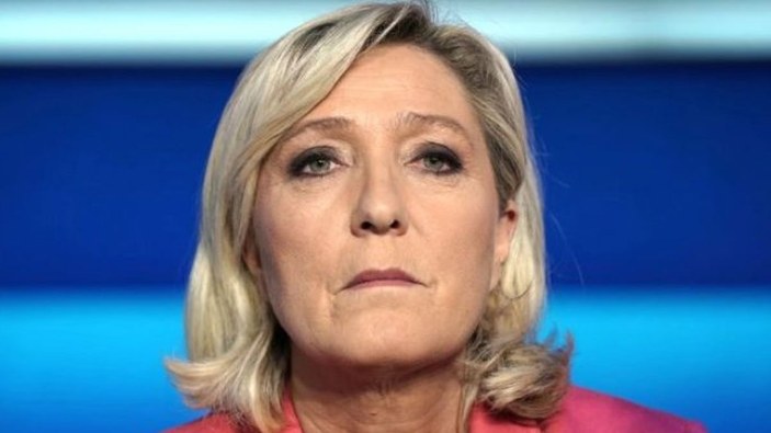 Aşırı sağcı Fransız lider Le Pen'den başörtüyü yasaklama çağrısı