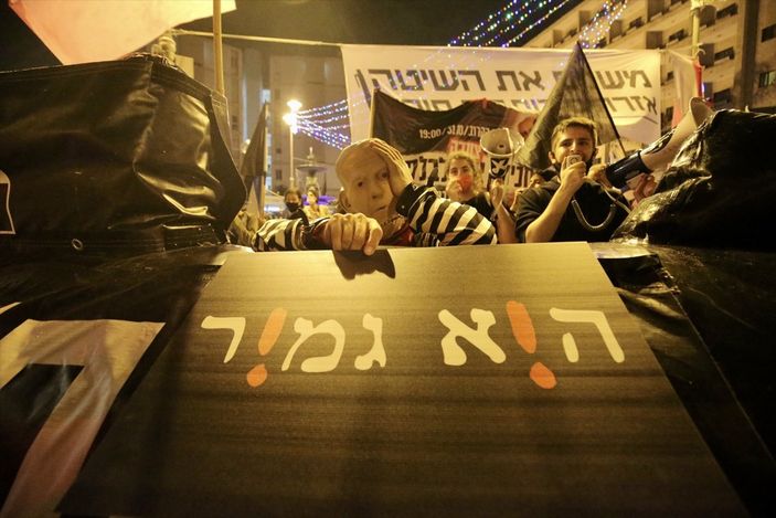 a Binyamin Netanyahu’ya yolsuzluk protestosu devam ediyor