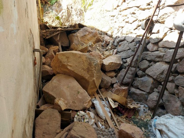İzmir'de yamaçtan kopan kaya parçaları çatıyı delip eve girdi