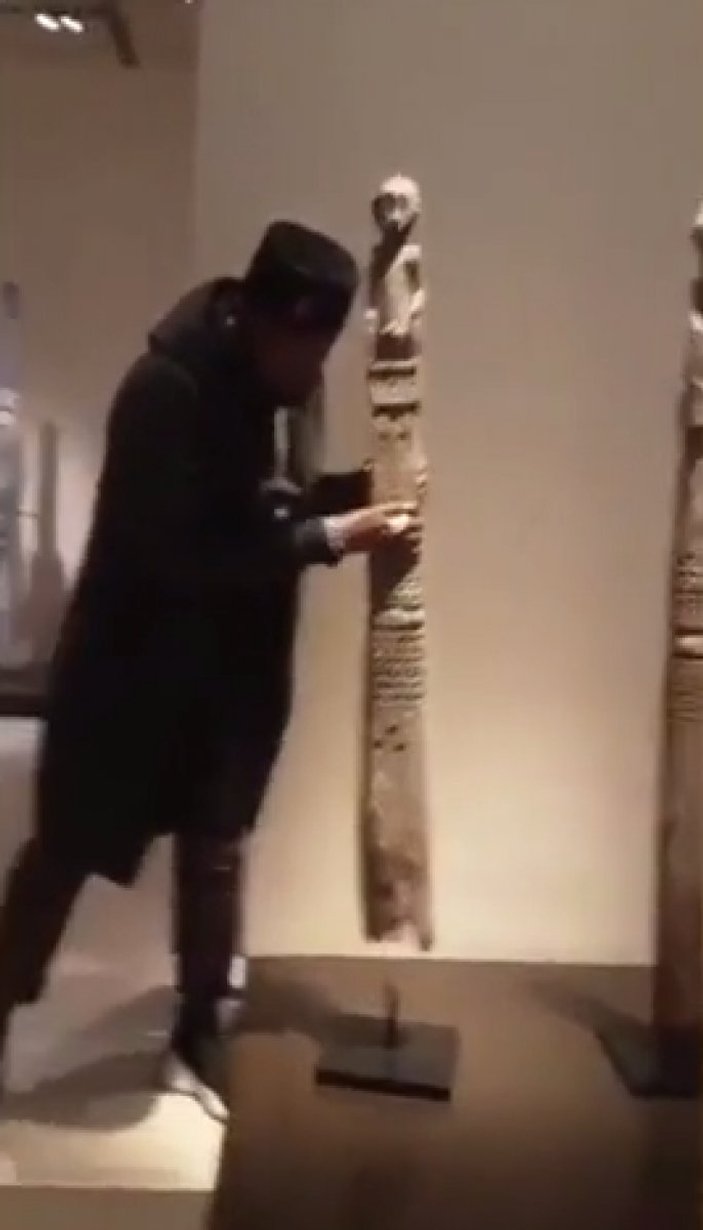 Louvre Müzesi'nden heykel alan Afrikalı: Bizden çaldıklarınızı almaya geldim