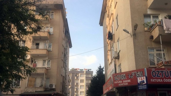 Gaziantep'te otomobilin üzerine düşen genç ağır yaralandı