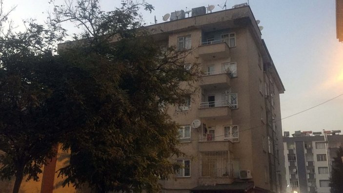 Gaziantep'te otomobilin üzerine düşen genç ağır yaralandı