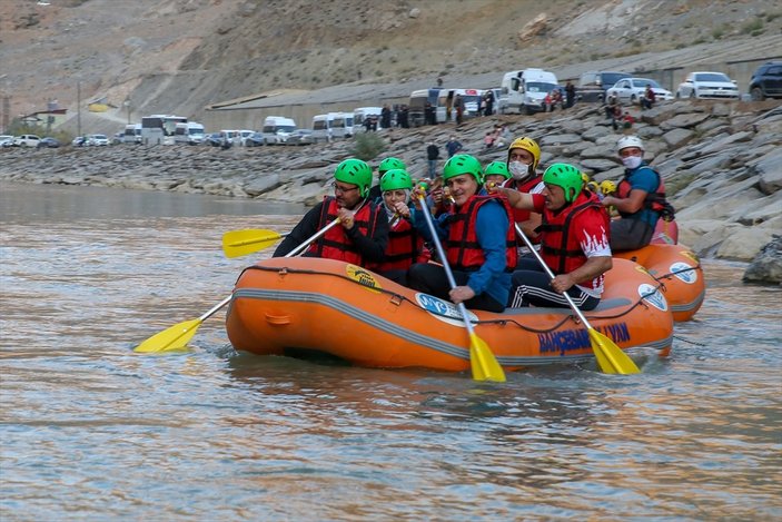 Gençlik ve Spor Bakanı Mehmet Muharrem Kasapoğlu, Hakkari'de rafting yaptı