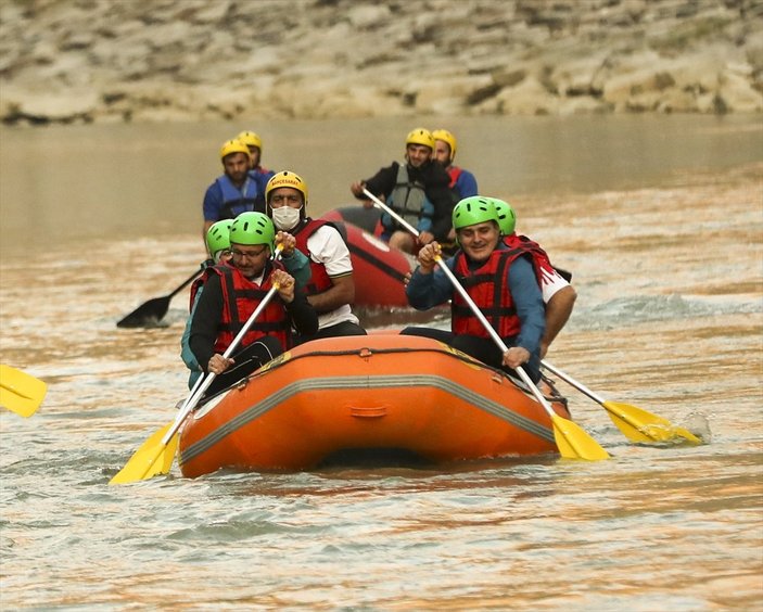 Gençlik ve Spor Bakanı Mehmet Muharrem Kasapoğlu, Hakkari'de rafting yaptı