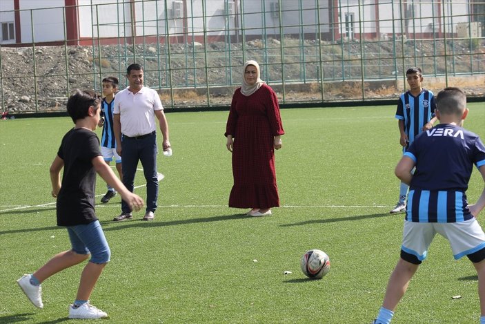 Osmaniye'de bir kadın, oğlu için futbol kulübü kurdu