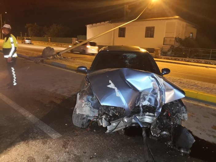Aksaray'da bir otomobil, aydınlatma direğine çarptı