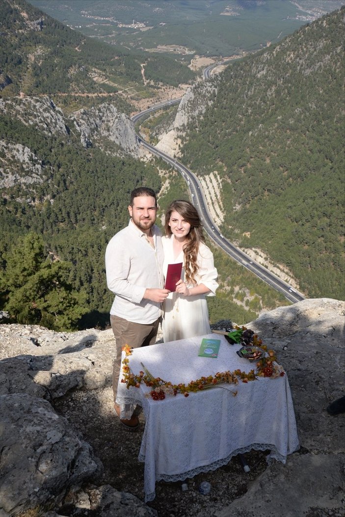 Mersin'de uçurumun kenarında nikah kıydılar 