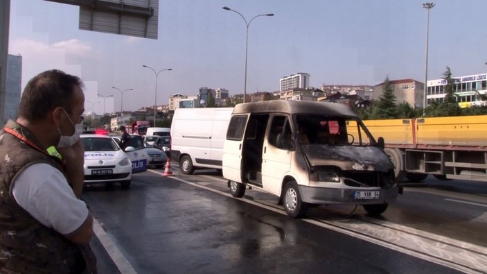 İstanbul'da yanan minibüsünü gözyaşlarıyla izleyen sürücü