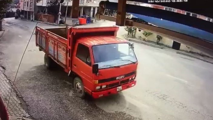 Bursa'da freni boşalan kamyonu