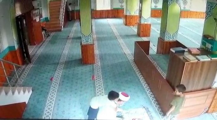 İstanbul'da camiye giren çocukların imam ile oyunu