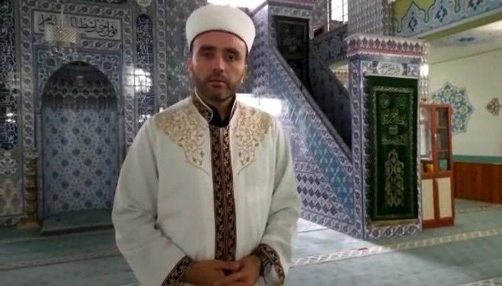 İstanbul'da camiye giren çocukların imam ile oyunu