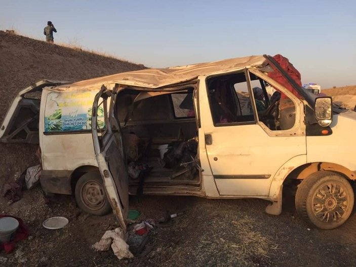 Ceylanpınar’da tarım işçilerini taşıyan minibüsün devrildi: 1 ölü, 11 yaralı