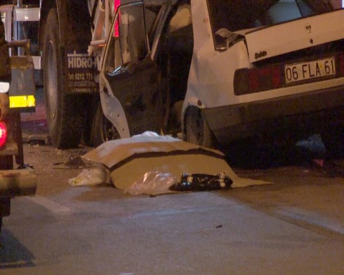 Ankara'da otomobil, çöp kamyonuna ok gibi saplandı: 1 ölü