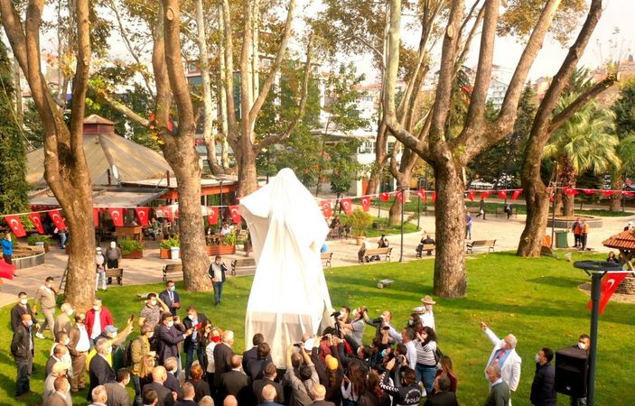 Tunalı Hilmi heykeli