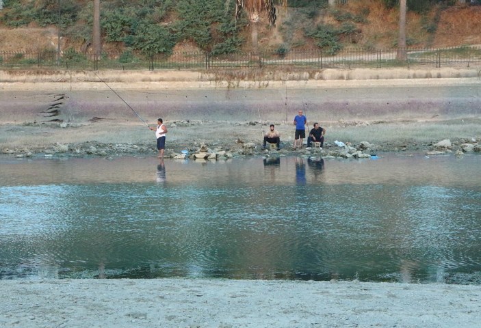 Adanalılar balık tutmak için suyu çekilen Seyhan Nehri'ne indi
